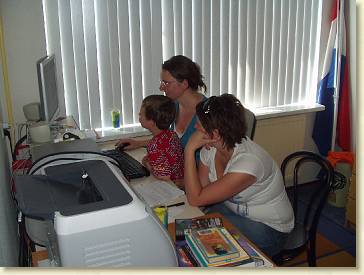20080412-01 Met tanta Lia en Marit achter de computer